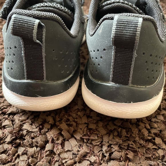 Under Armour boys tennis shoes - Picture 5 of 6